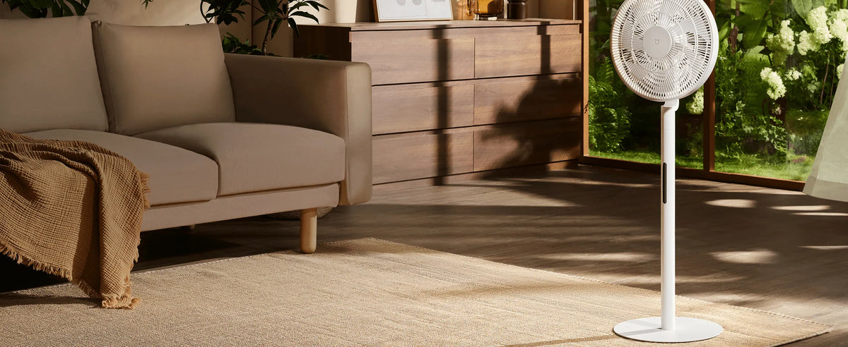 Xiaomi Mijia Smart Standing Fan Pro Slim naast de bank in een zonnige woonkamer