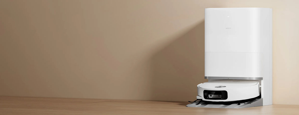 Xiaomi Robot Vacuum 6 in zijn witte station tegen een warme muur