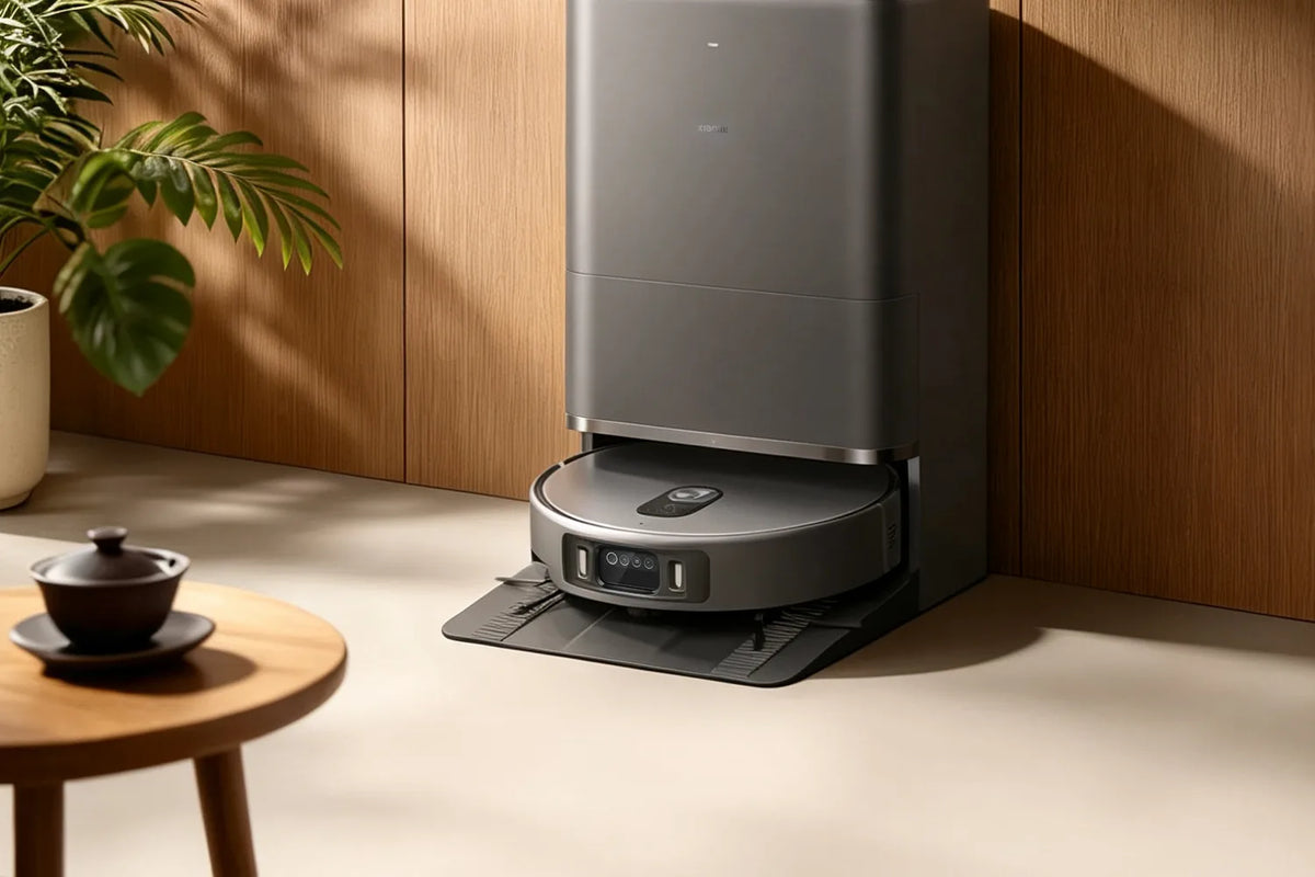 Woonkamer met houten wand waar de Xiaomi Robot Vacuum 6 Max in zijn station staat