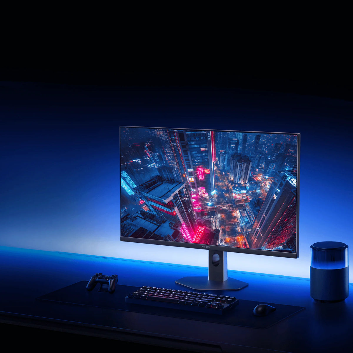 Xiaomi 2K Gaming Monitor G27Qi 2026 op een gamebureau met blauwe ledverlichting