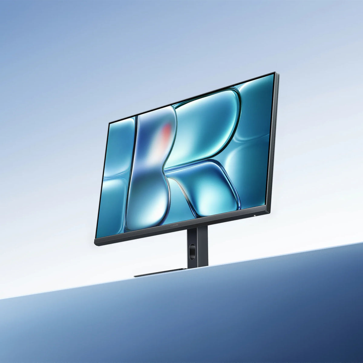 Xiaomi 2K Monitor A27Qi 2026 schuin van voren tegen een blauwe lucht