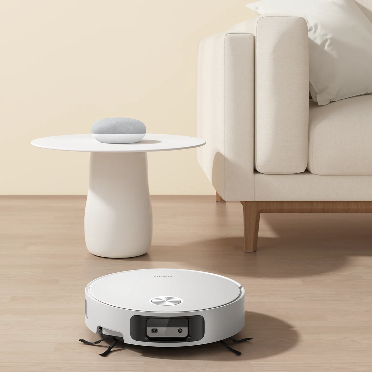 Xiaomi Robot Vacuum 6 rijdt over een houten vloer in de woonkamer, naast de bank en een bijzettafel