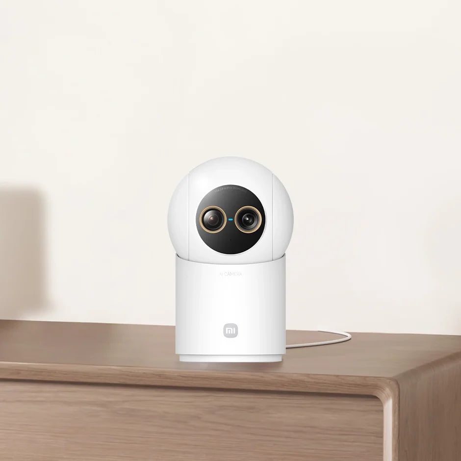 Xiaomi Smart Camera C701 Pro op een houten kast in de woonkamer