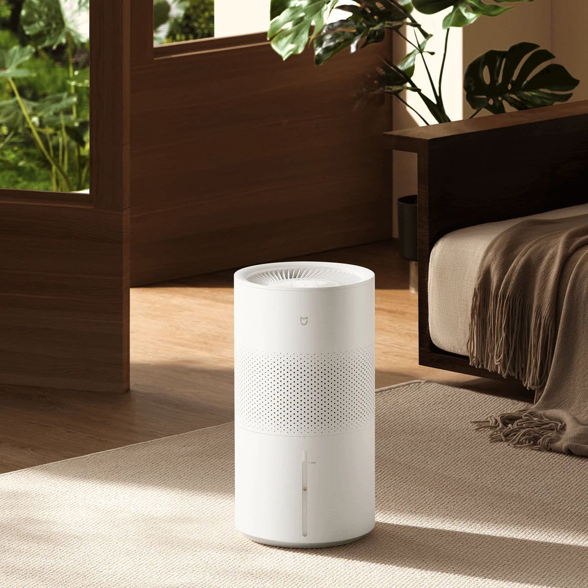Xiaomi Smart Evaporative Humidifier Pro naast de bank in een zonnige woonkamer