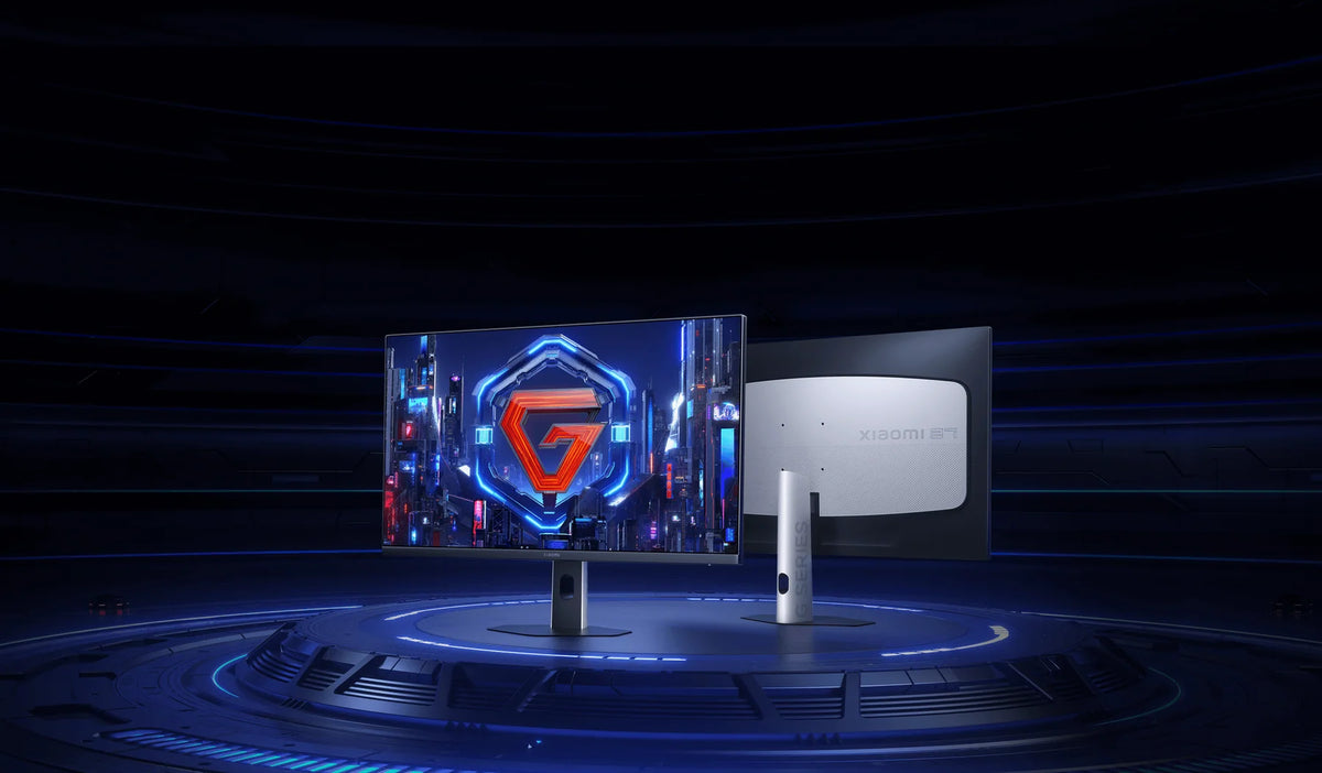 Voor- en achterkant van de Xiaomi 2K Gaming Monitor G27Qi 2026 op een verlicht podium
