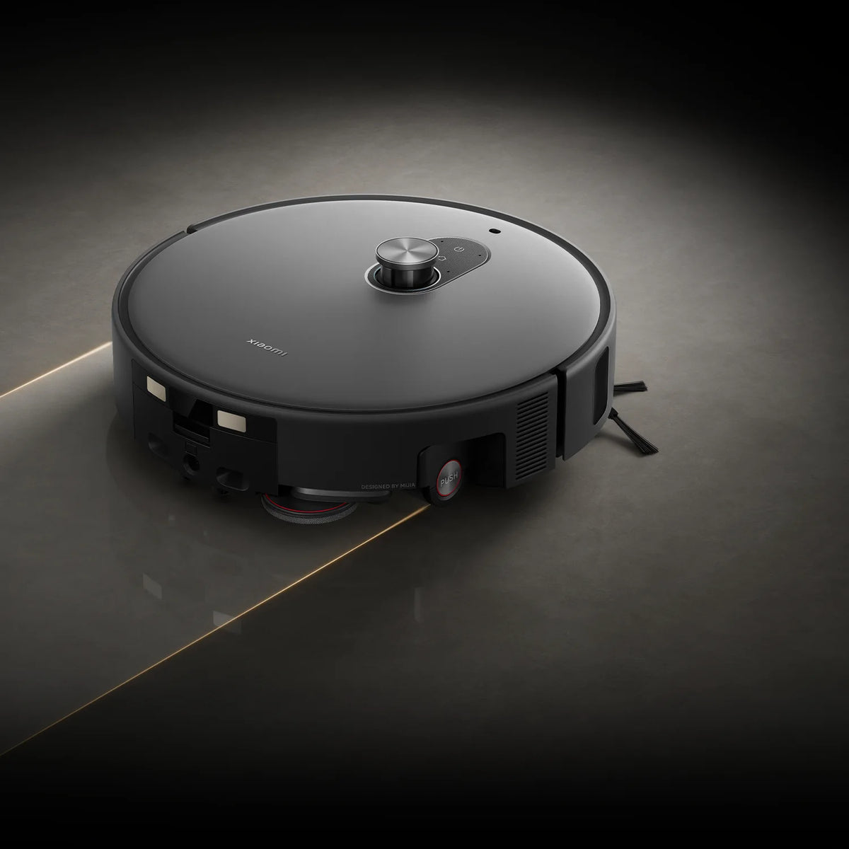 Xiaomi Robot Vacuum 6 Max op een donkere vloer onder een lichtbundel
