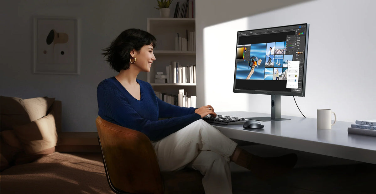 Vrouw aan een bureau in de woonkamer met de Xiaomi 2K Monitor A27Qi 2026