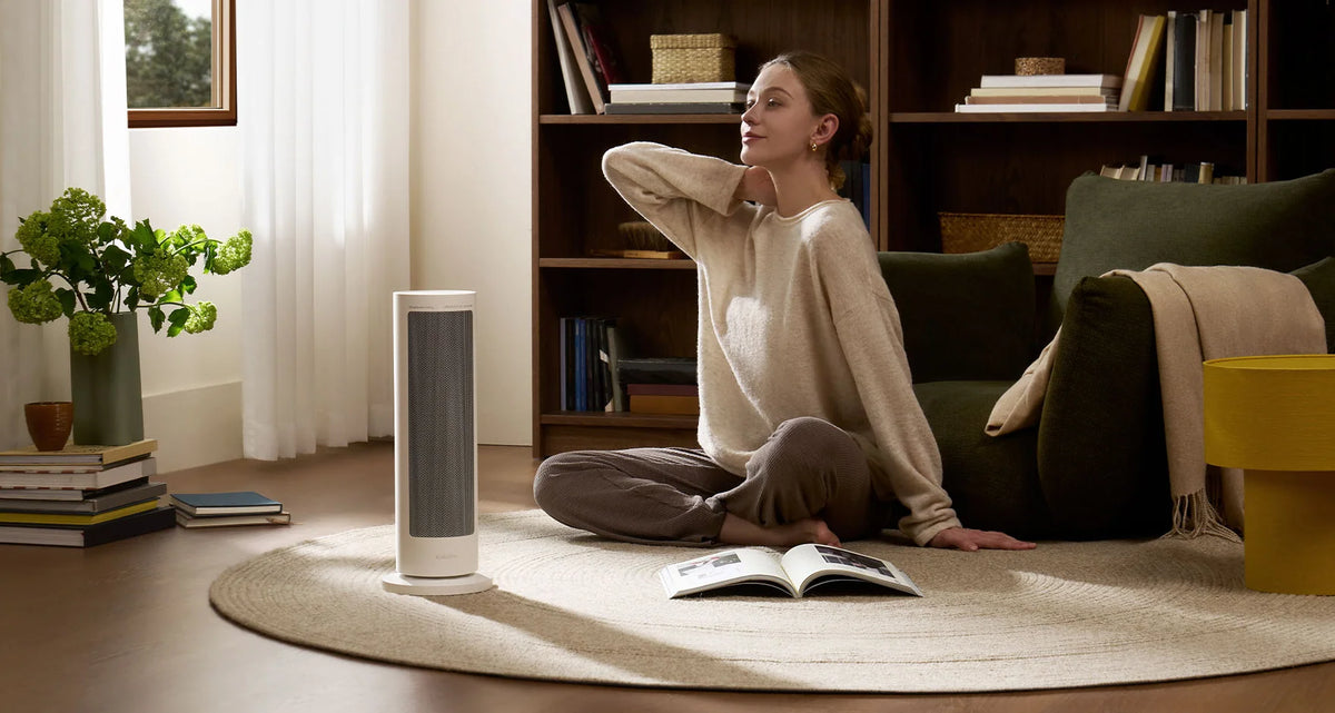 Vrouw ontspant op het vloerkleed naast de Xiaomi Smart Graphene Heater