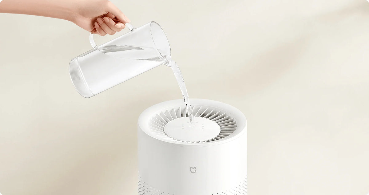 Water bijvullen van bovenaf in de Xiaomi Smart Evaporative Humidifier Pro met een karaf