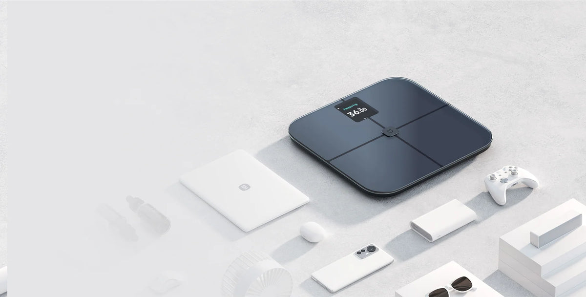 Xiaomi Mijia Body Composition Scale S400 Pro tussen andere Xiaomi-producten op een witte ondergrond