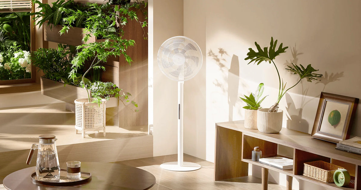 Xiaomi Mijia Smart Standing Fan Pro Slim in een woonkamer vol planten