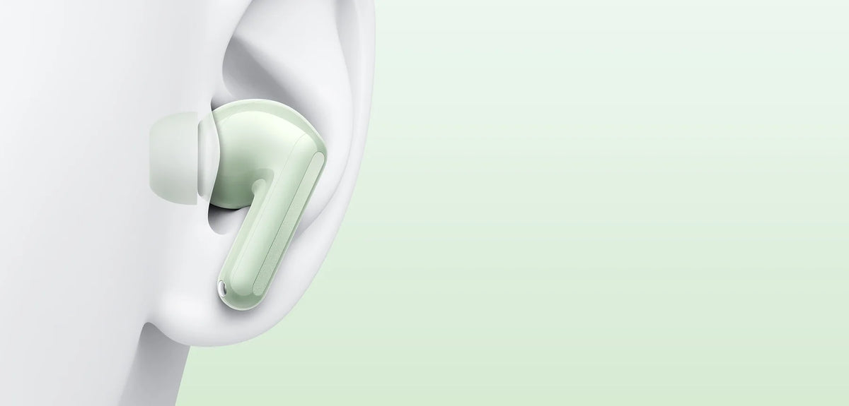 Close-up van een groen dopje van de Xiaomi Redmi Buds 8 in het oor