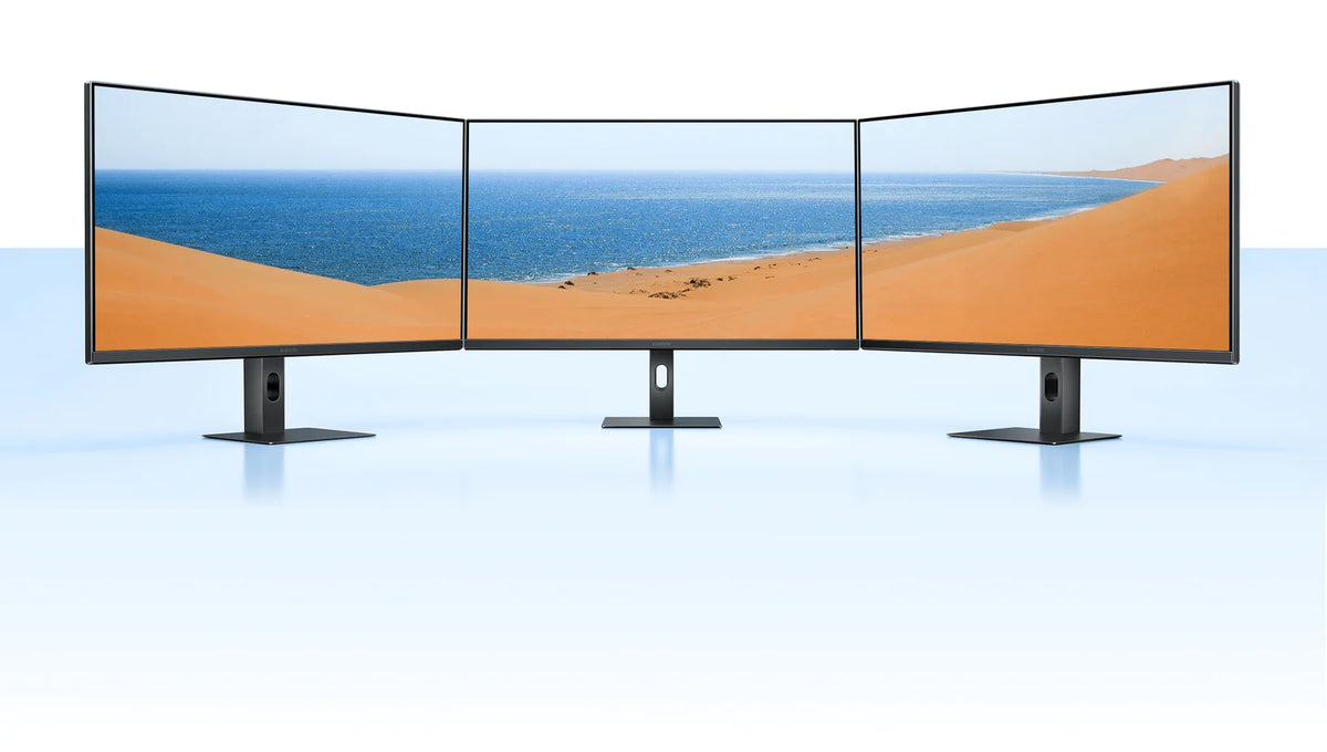 Drie exemplaren van de Xiaomi 2K Monitor A27Qi 2026 naast elkaar, vrijwel zonder rand ertussen