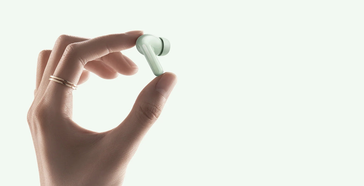Een dopje van de Xiaomi Redmi Buds 8 van 5 gram tussen duim en wijsvinger