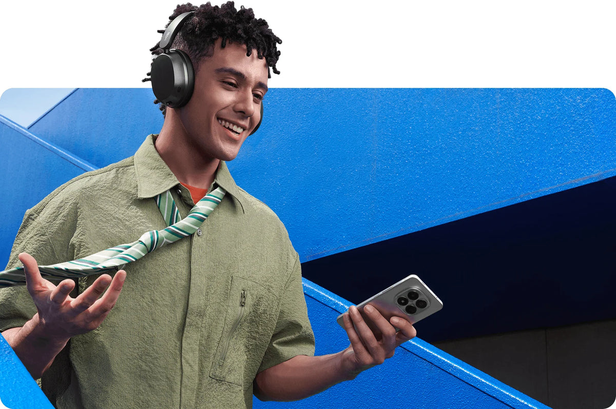 Man met de zwarte Xiaomi Redmi Headphones Neo op, met zijn telefoon in de hand