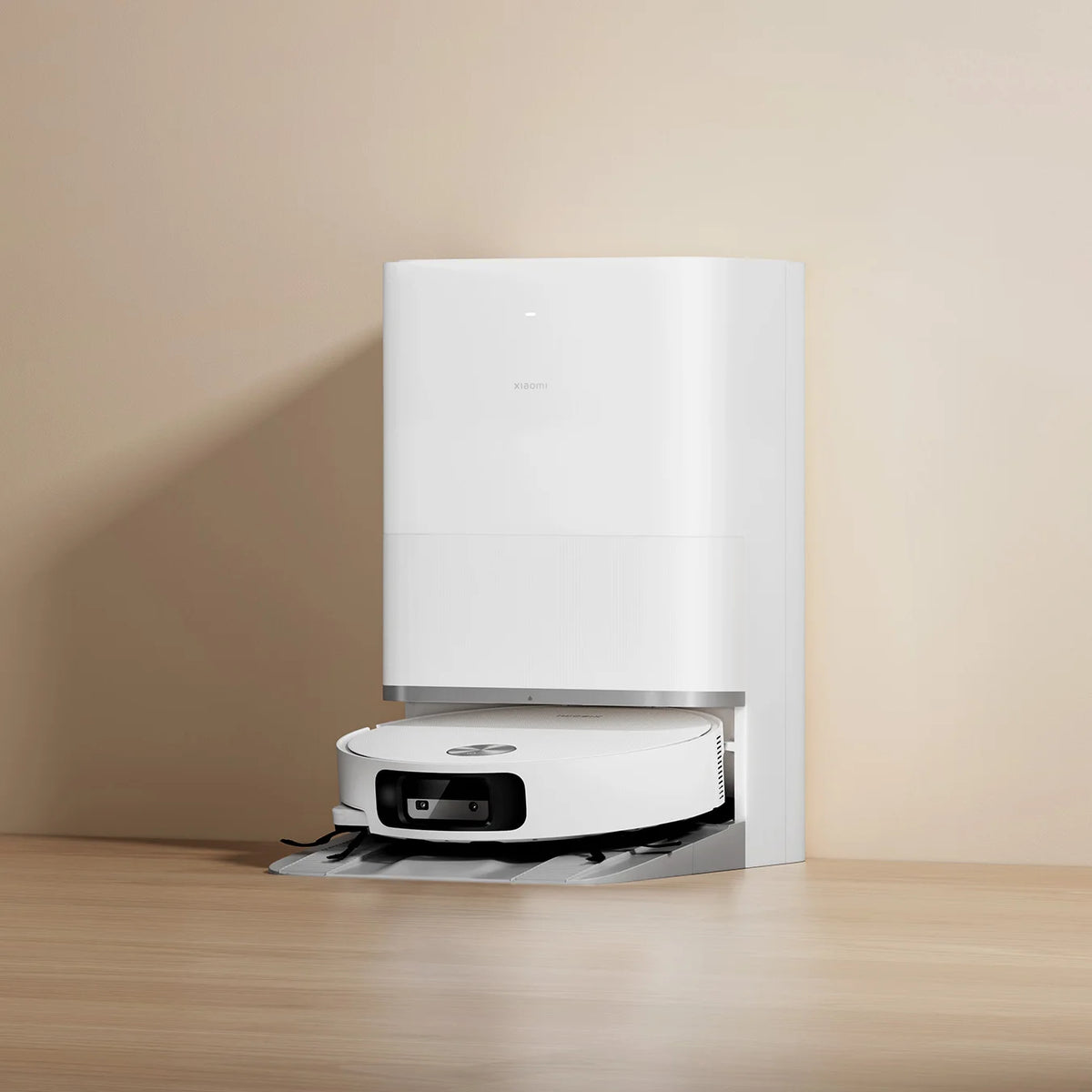 Xiaomi Robot Vacuum 6 in zijn witte station tegen een warme achtergrond