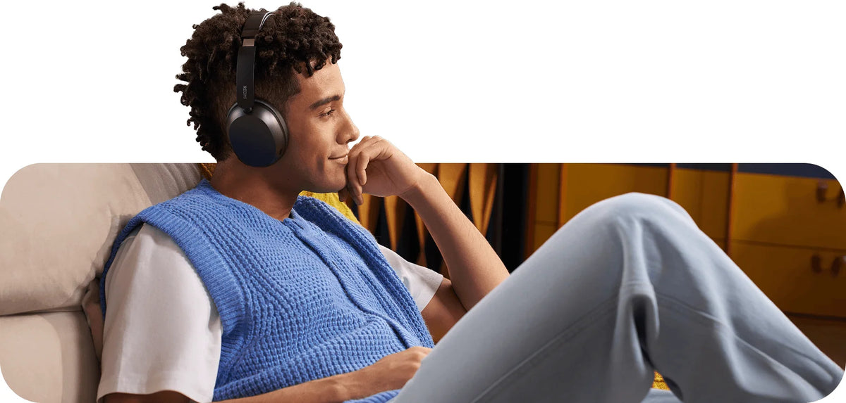 Ontspannen op de bank met de Xiaomi Redmi Headphones Neo in zwart