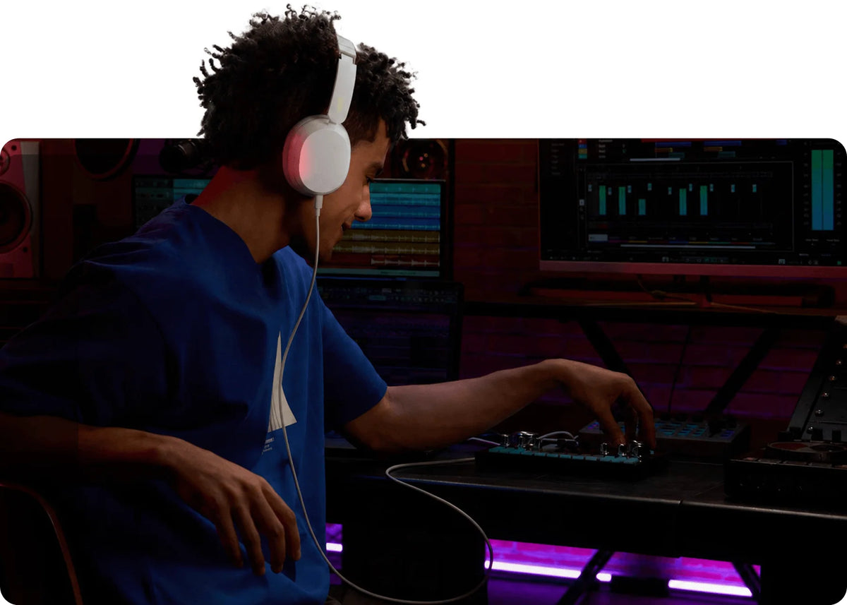 Muziek maken in een studio met de witte Xiaomi Redmi Headphones Neo