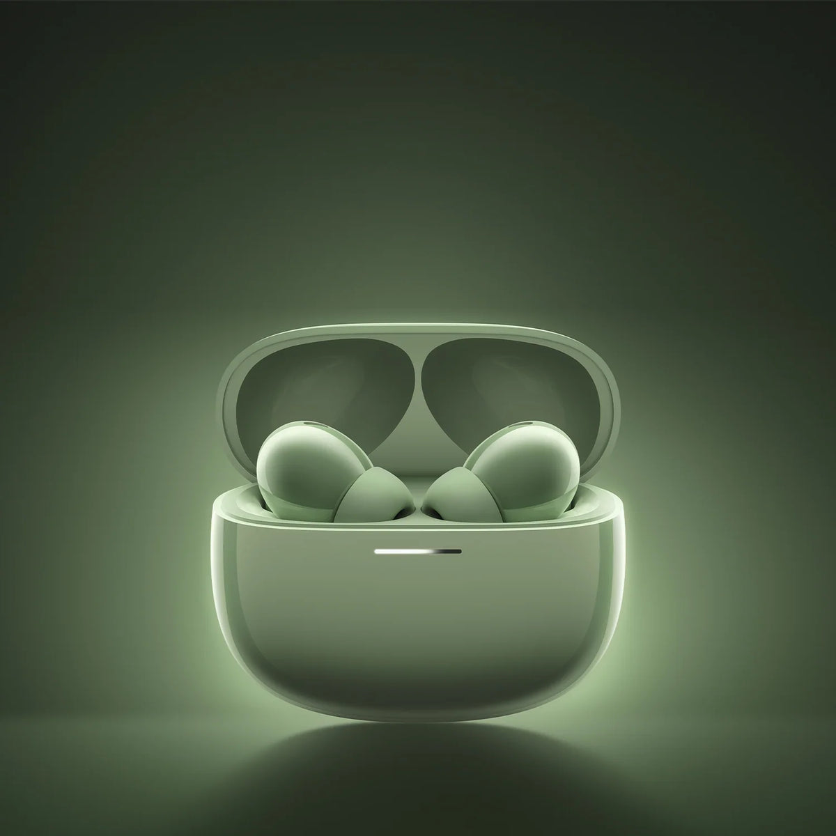 Groene Xiaomi Redmi Buds 8 in de open oplaadcase, oplichtend in een donkere ruimte