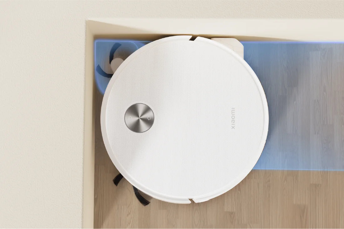Bovenaanzicht van de Xiaomi Robot Vacuum 6 in een hoek, met uitgeschoven zijborstel en rollermop