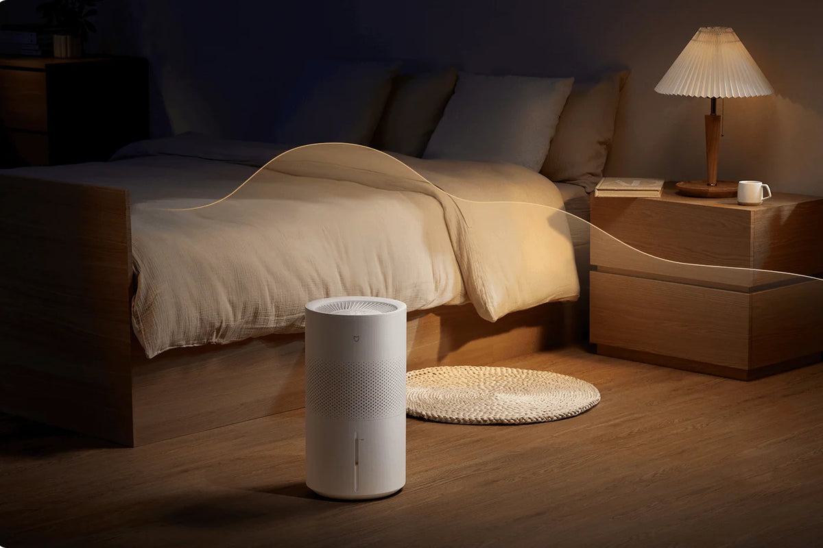 Xiaomi Smart Evaporative Humidifier Pro 's avonds naast het bed in de slaapkamer